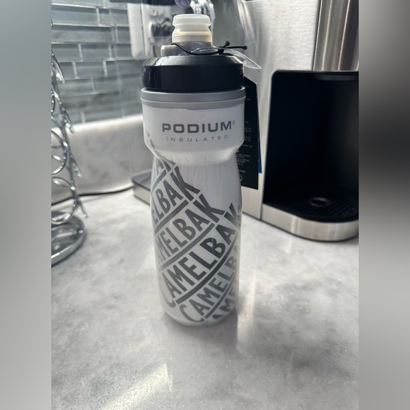 CamelBak Podium Insulated Water Bottle - White and Gray 21oz Bike Water Bottle - Picture 1 of 6